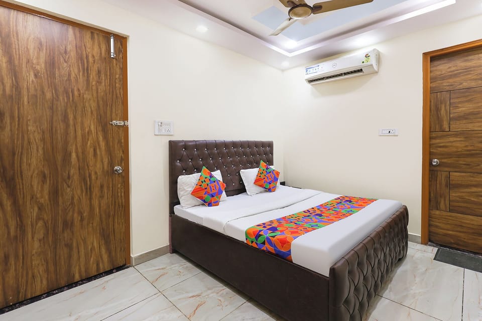 Egyptian cotton sheets, premium bedding, in-room safe, WiFi (free)