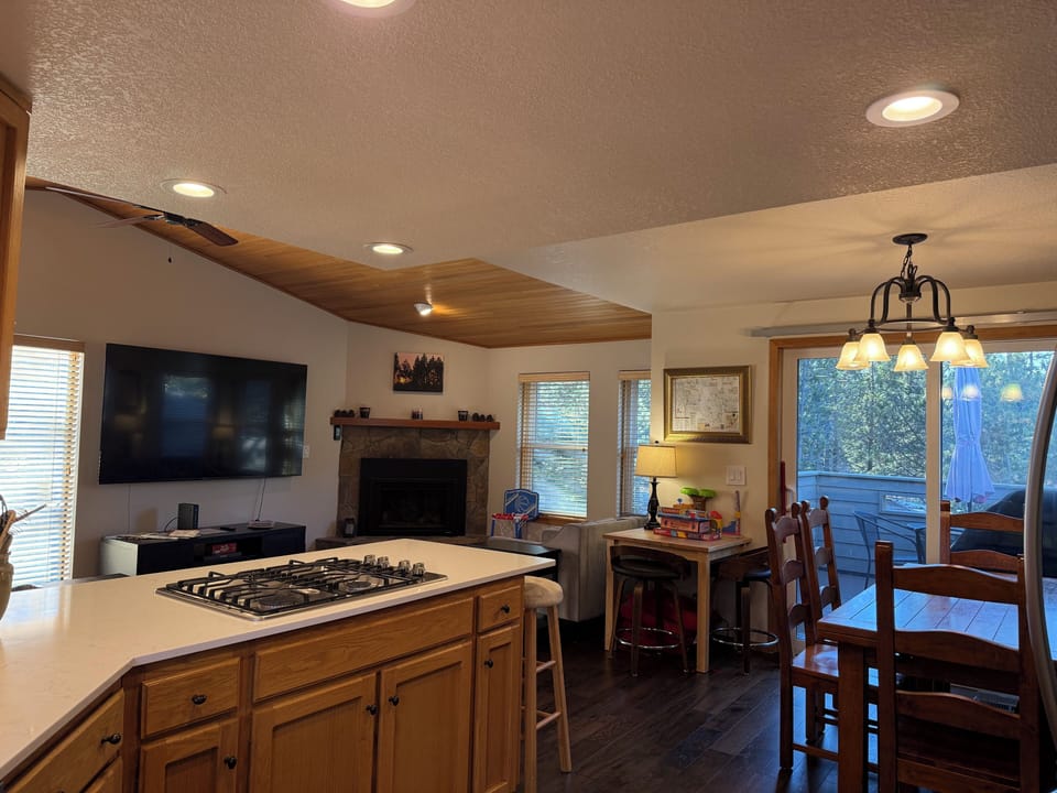 Treehouse Upstairs Open Layout & Casual Lookout