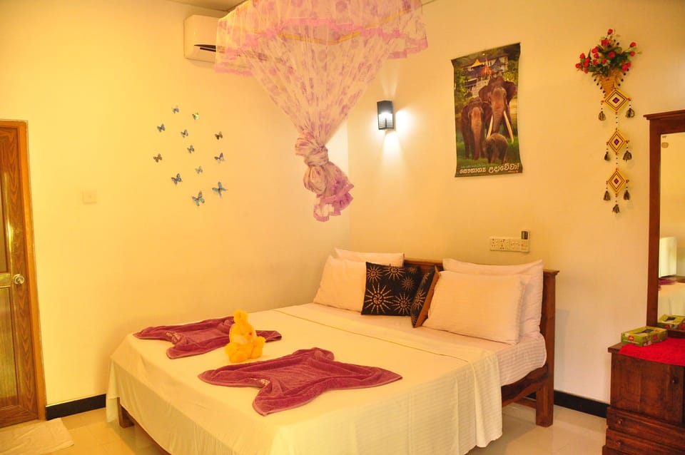Business Room | Pillowtop beds, in-room safe, desk, laptop workspace
