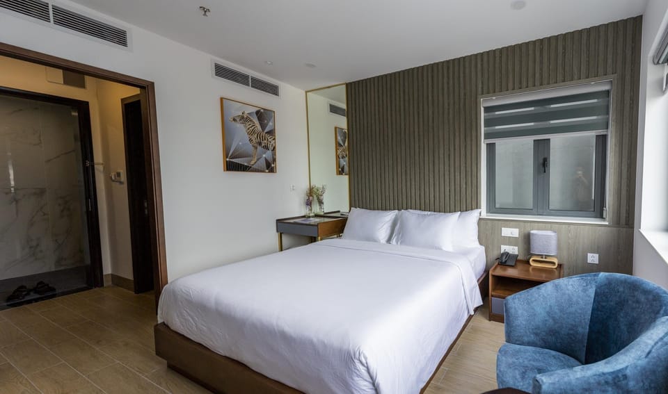 Basic Double or Twin Room, City View | Desk