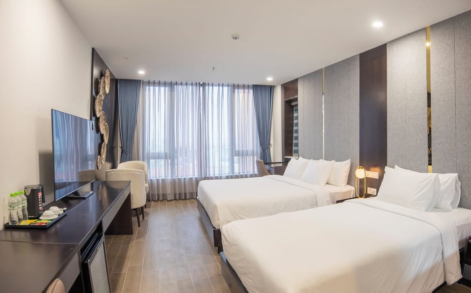 Basic Triple Room, City View | Desk