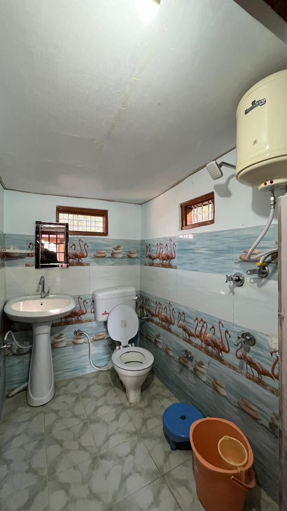 Rainfall showerhead, free toiletries, slippers, towels