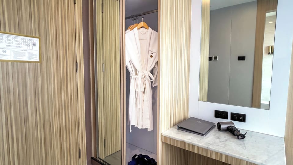 Executive Suite | Desk, laptop workspace, blackout drapes, free WiFi