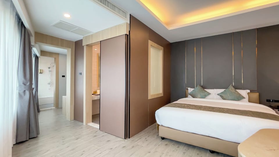 Executive Suite | Desk, laptop workspace, blackout drapes, free WiFi