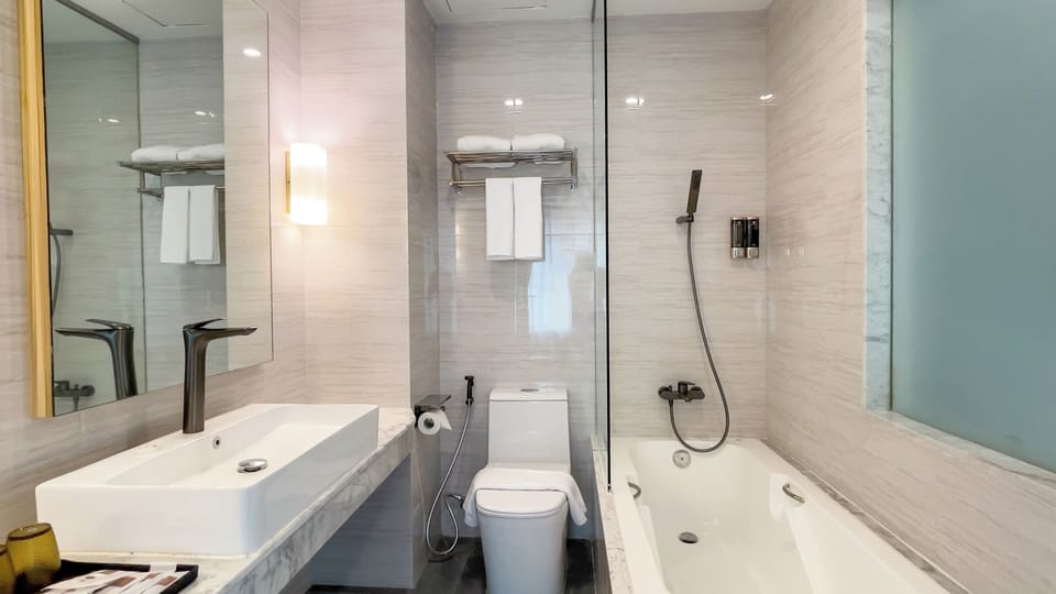 Executive Suite | Bathroom | Combined shower/tub, free toiletries, hair dryer, bathrobes
