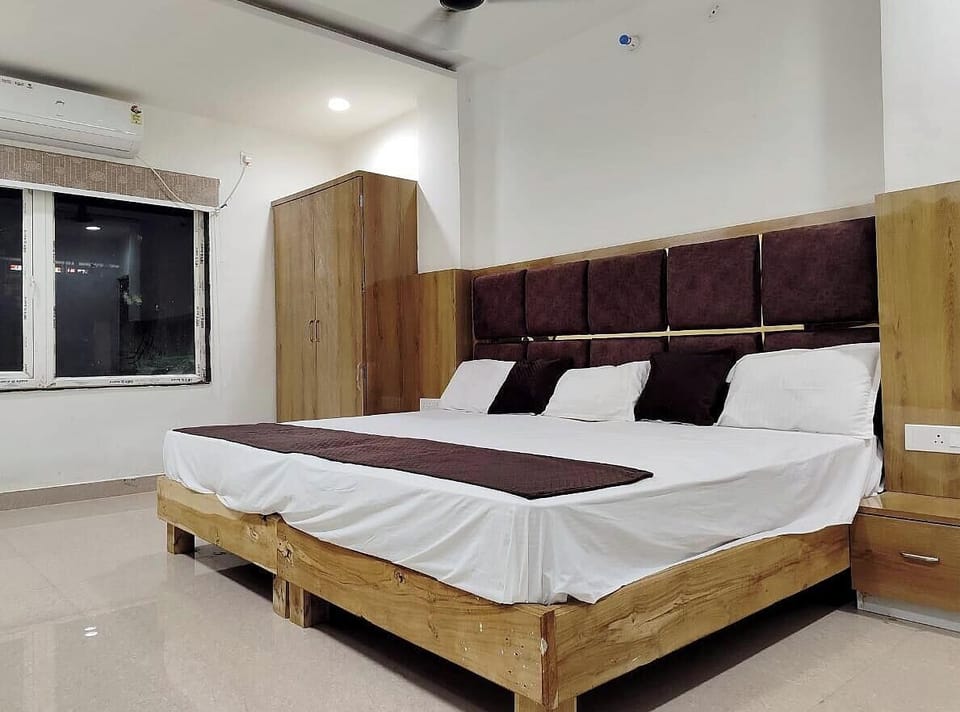 Hypo-allergenic bedding, desk, soundproofing, free WiFi
