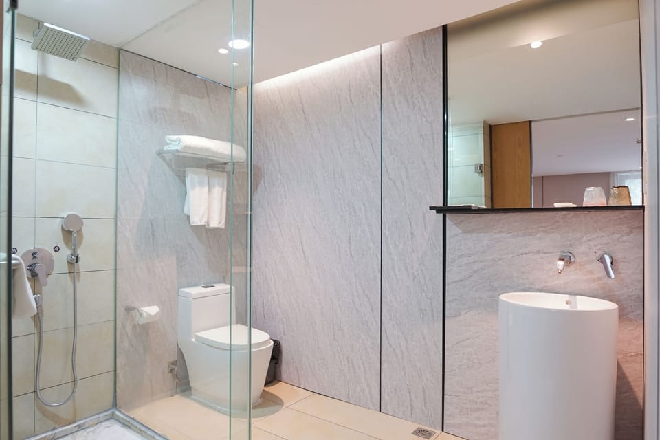 Executive Double Room | Desk, blackout drapes, soundproofing, iron/ironing board