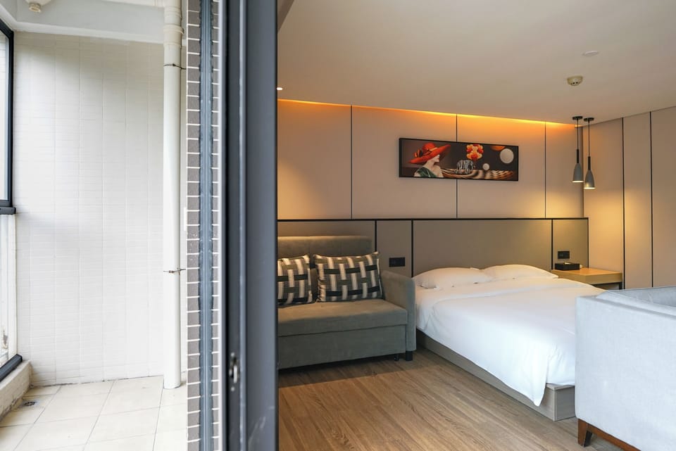 Executive Double Room | Desk, blackout drapes, soundproofing, iron/ironing board