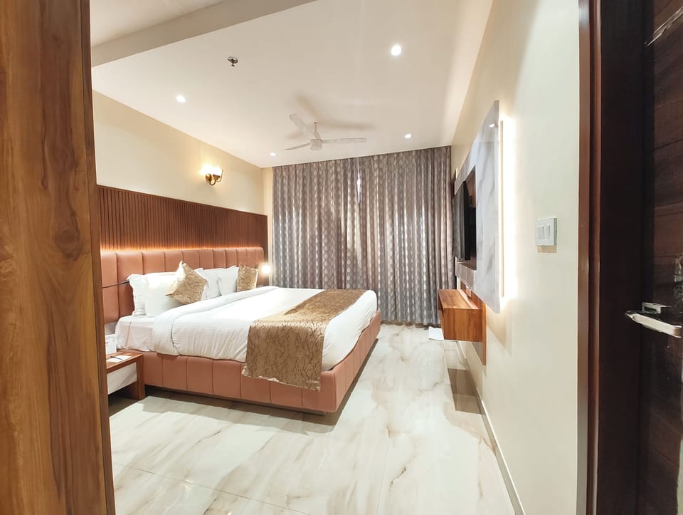 Premium Double Room, Air conditioning | Hypo-allergenic bedding, desk, soundproofing, free WiFi