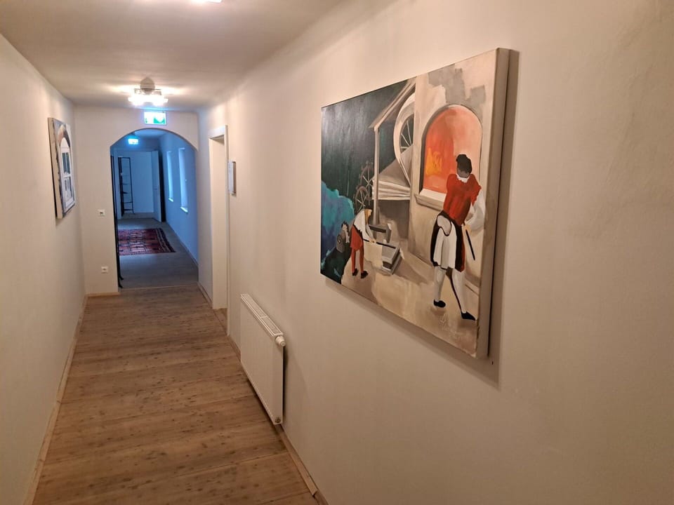 Wall, Flooring, Floor, Ceiling, Interior Design, Wood Flooring, Picture Frame, Room, Visual Arts, Art Exhibition
