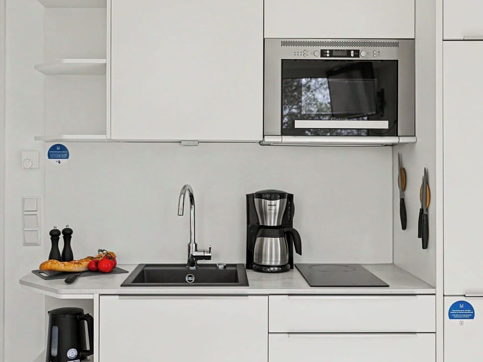 Kitchen, Kitchen Appliance, Countertop, Cabinetry, Major Appliance, Interior Design, Home Appliance, Furniture, Flooring, Sink