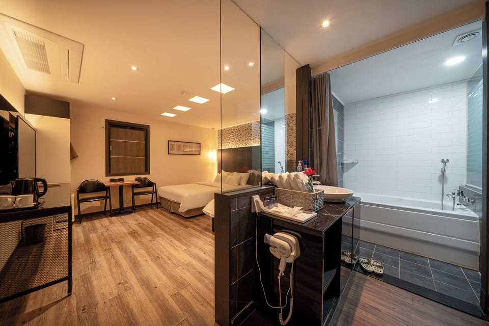 Business Twin Room (Netflix available, Laundry available) | Individually decorated, desk, laptop workspace, free WiFi