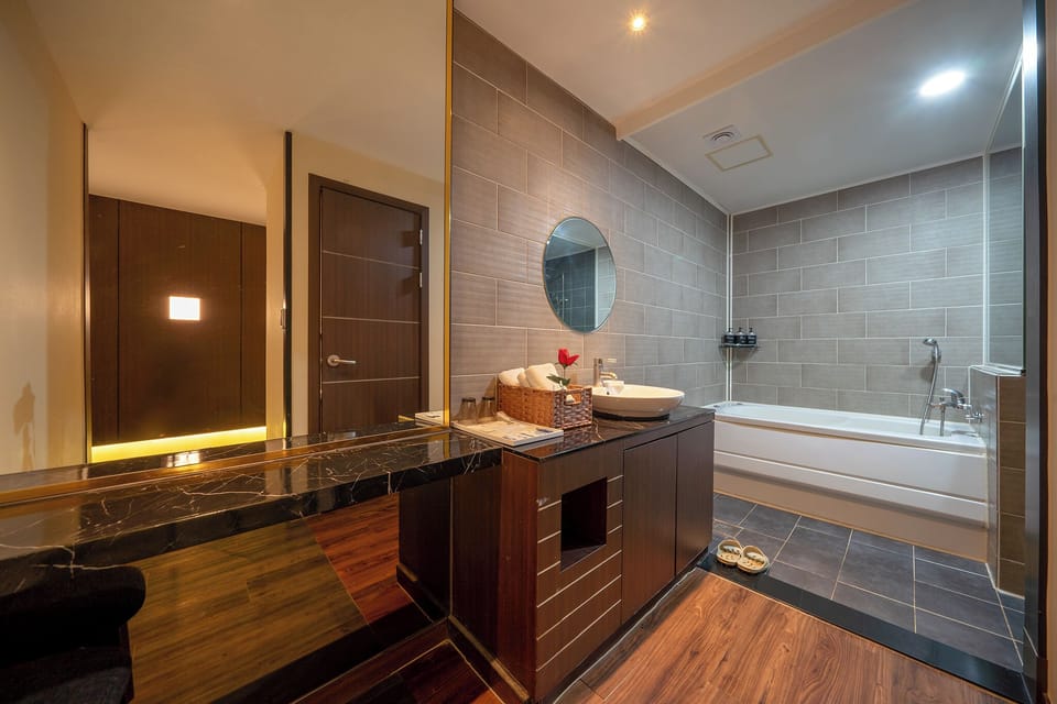Deluxe Room, River View (Netflix available, Laundry available) | Bathroom | Combined shower/tub, free toiletries, towels