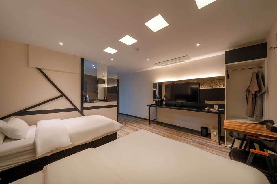 Business Twin Room (Netflix available, Laundry available) | Individually decorated, desk, laptop workspace, free WiFi