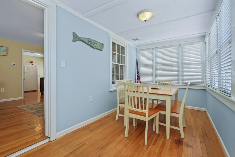 Gather for a cozy meal in this charming, sunlit dining nook that provides a perfect spot for memorable family dinners or a quick breakfast before heading out. The space is designed with a relaxing coastal feel, featuring beach-inspired decor 