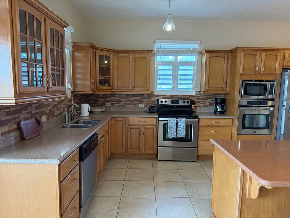 Kitchen w/ coffee maker, blender, toaster, kettle, dishwasher, 2 ovens/stove top