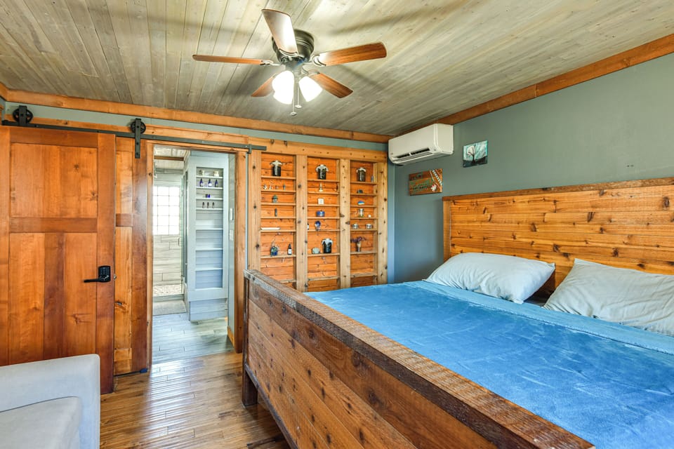600-sq-ft Deck! Hutchinson Retreat on 5 Acres Cottage in Minnesota