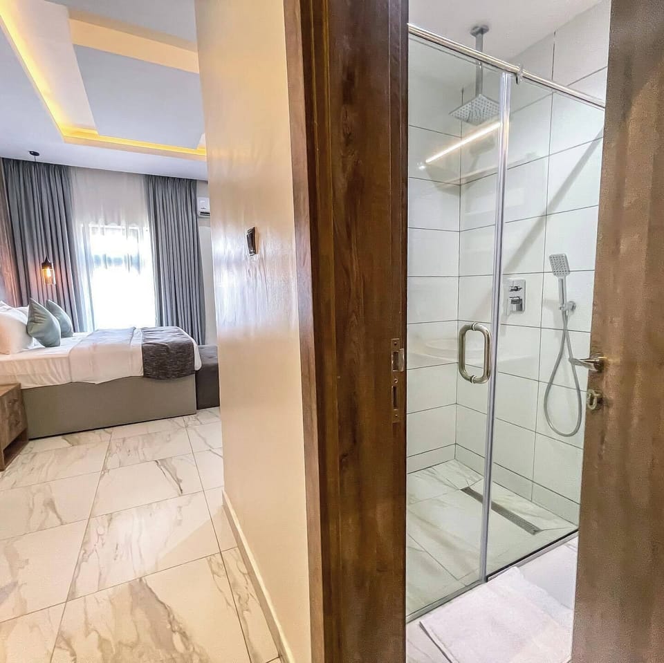 Deluxe Room, Balcony, City View | Bathroom | Free toiletries, hair dryer, towels, soap
