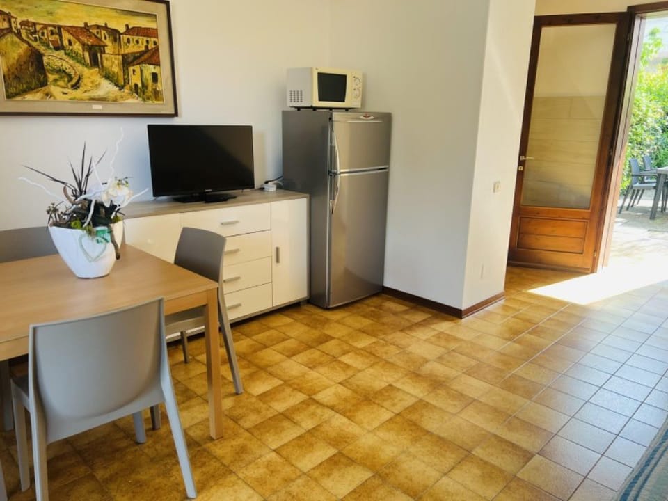 Villa, 2 Bedrooms, Patio, Garden View | Dining room