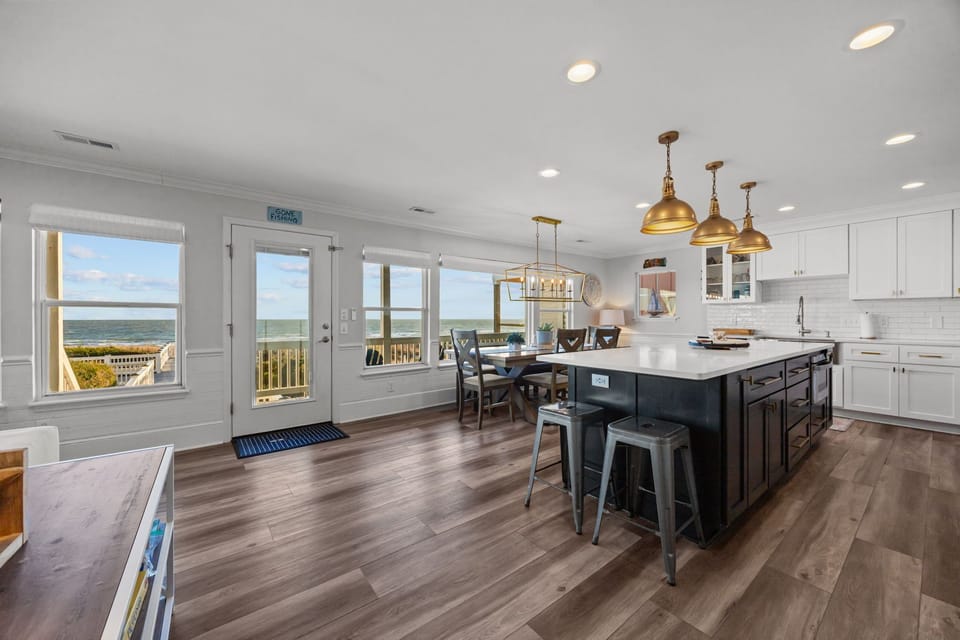 Panoramic ocean views.