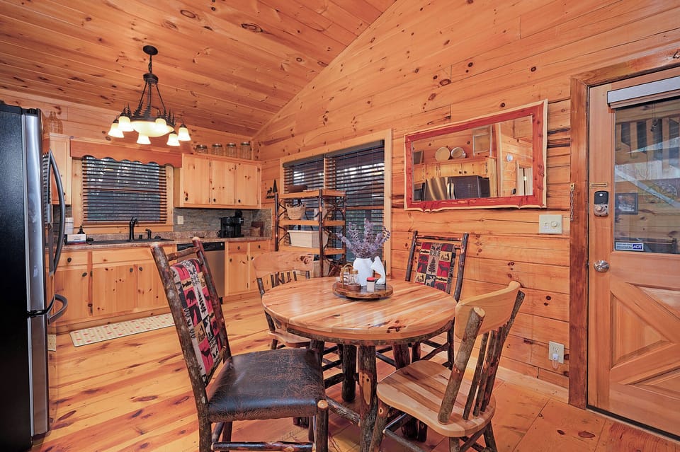 Acorn Ridge - Entry Level Dining Area