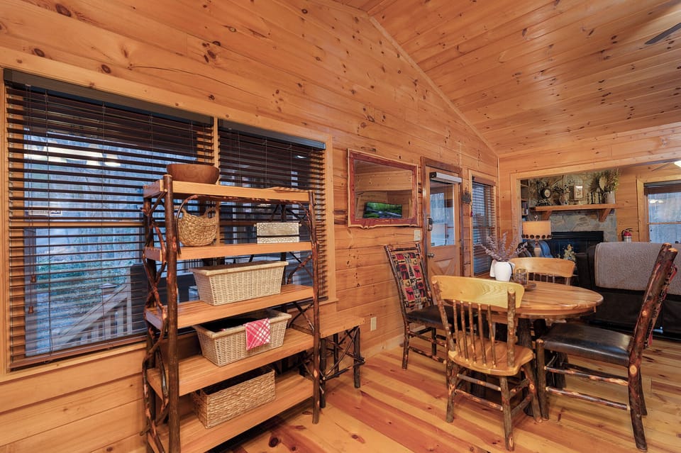 Acorn Ridge - Dining Area