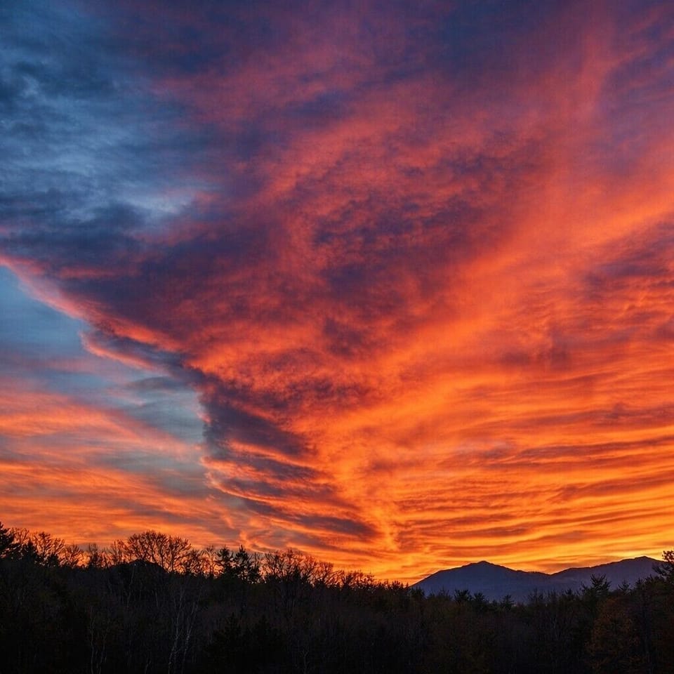 Designed for gathering, celebration, and unforgettable golden hours ✨
Private acreage. Expansive skies. Sunset-facing decks.
Summit House by Everwild Retreats — opening March 2026.