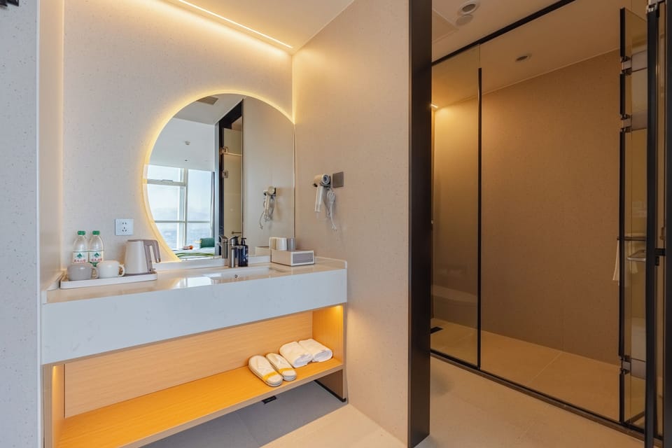 Classic Double Room, City View | Bathroom | Shower, rainfall showerhead, free toiletries, hair dryer