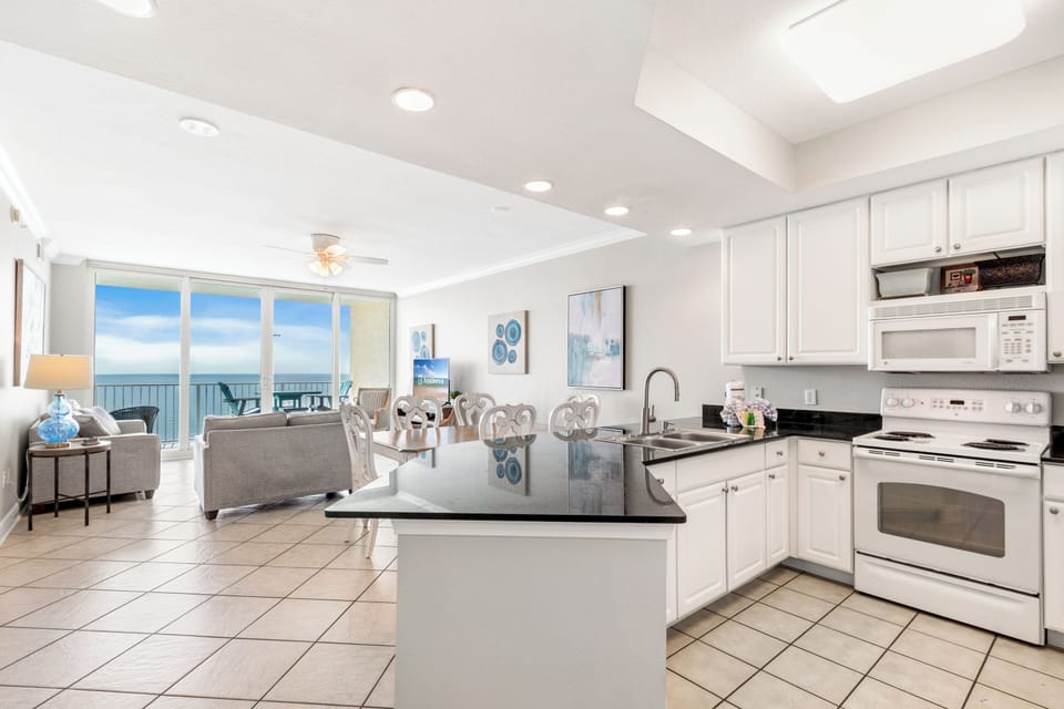 Classic Condo, 3 Bedrooms, Pool Access, Beach View | Private kitchen | Fridge, microwave, oven, stovetop