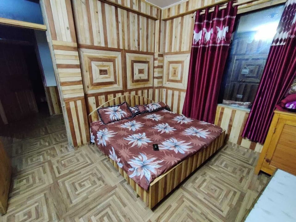 Classic Room, Mountain View | Rollaway beds, free WiFi, bed sheets