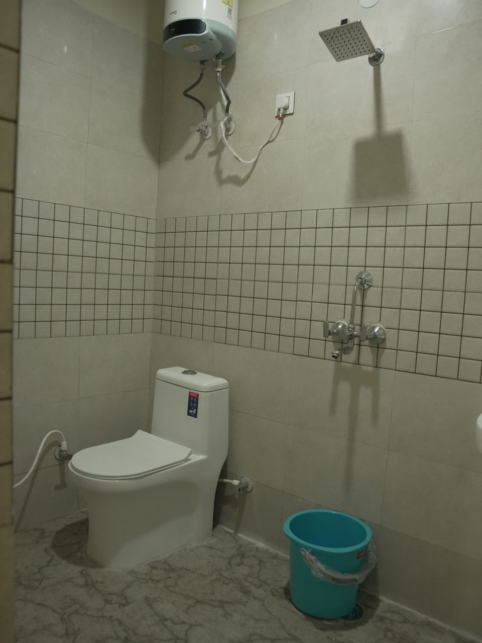 Standard Double Room | Bathroom | Shower, towels