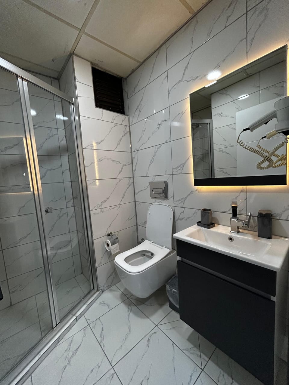 Deluxe Studio Suite, 1 Double Bed, Balcony | Bathroom | Combined shower/tub, hair dryer, slippers, towels