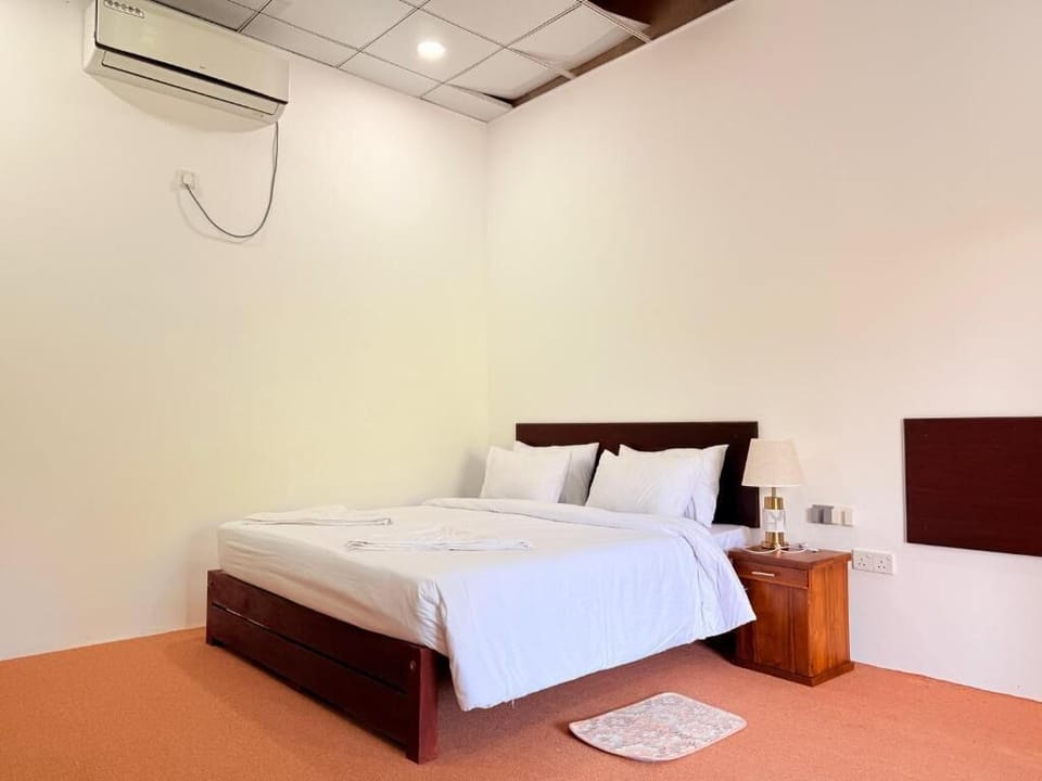 Desk, laptop workspace, soundproofing, free WiFi