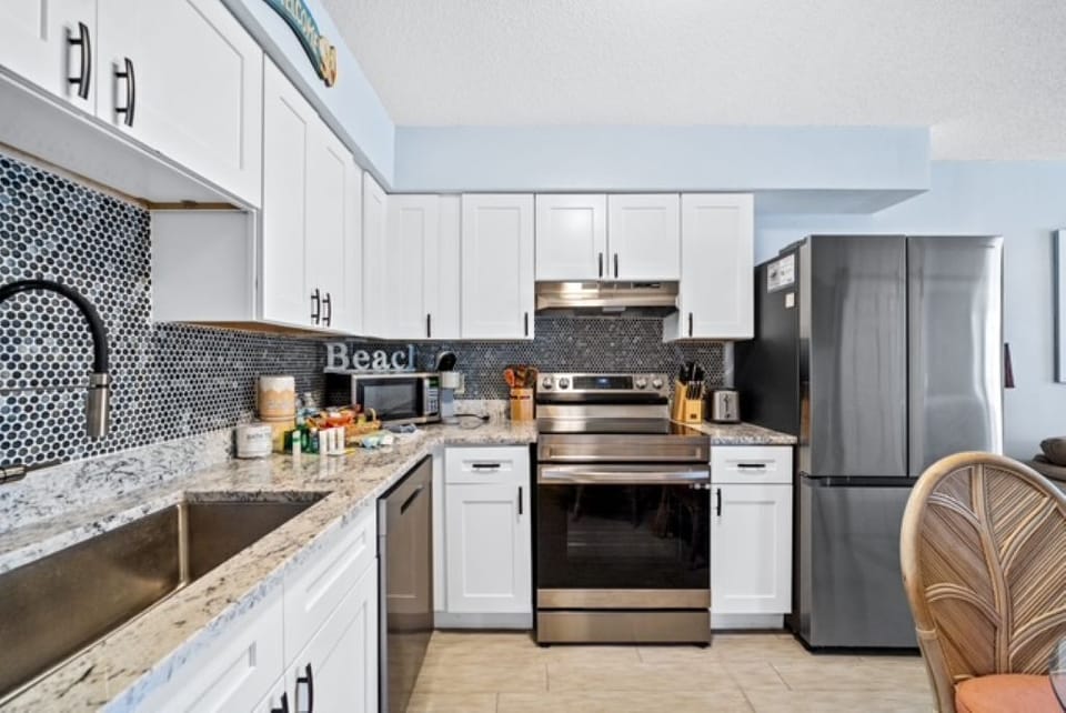 Full kitchen with a lot of available amenities
