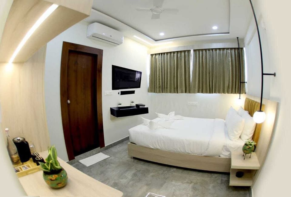 Deluxe Double Room, City View | In-room safe, desk, laptop workspace, blackout drapes