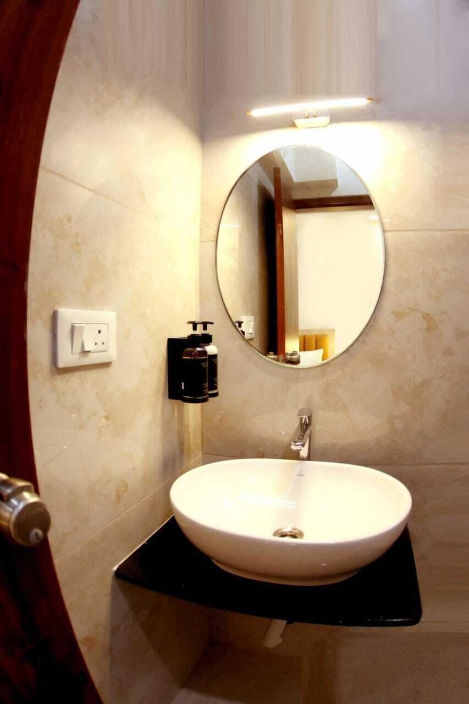 Deluxe Double Room, City View | Bathroom | Free toiletries, hair dryer, towels, soap