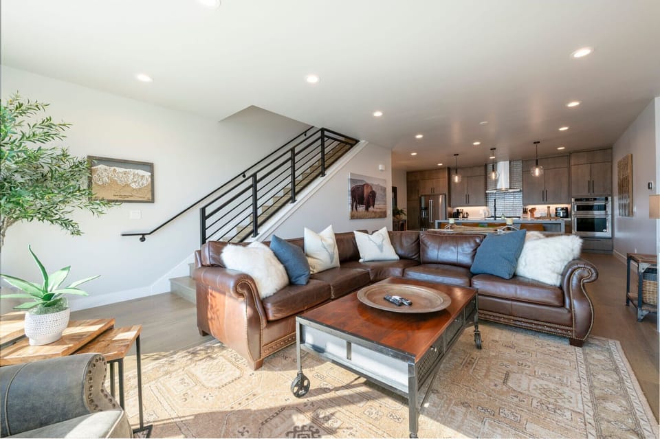 Luxury Townhome, Lake View | Living area