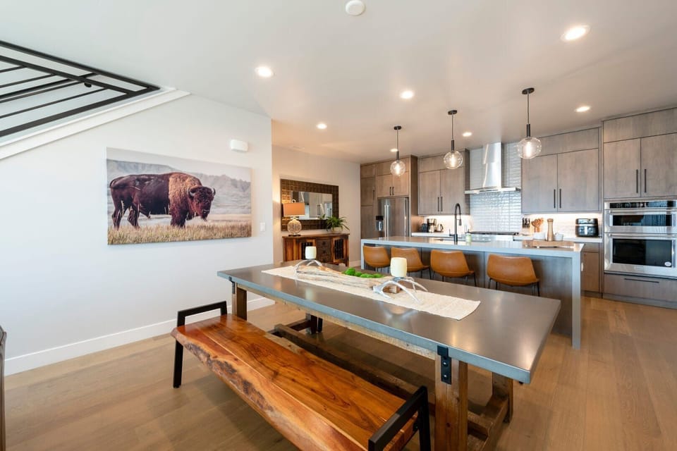 Luxury Townhome, Lake View | Dining