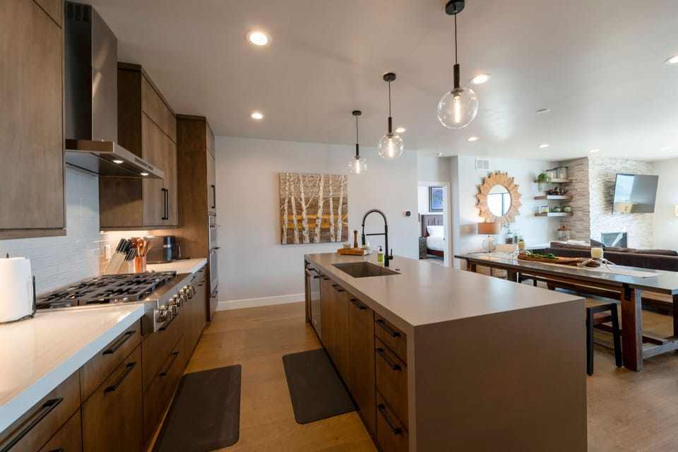 Luxury Townhome, Lake View | Private kitchen