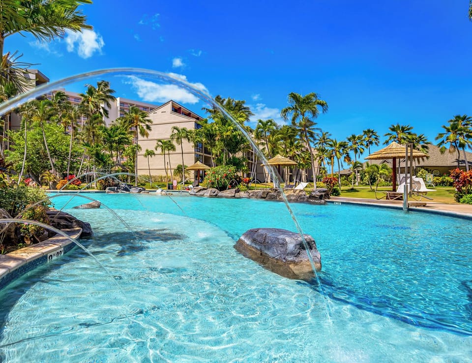 Tropical surroundings for your pool experience