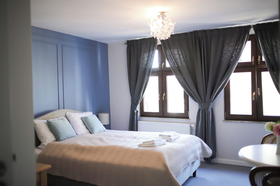 Studio Apartment | 1 bedroom, hypo-allergenic bedding, in-room safe, desk