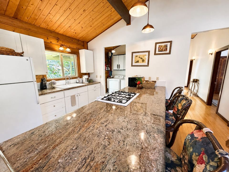 Huge Island with beautiful granite counters