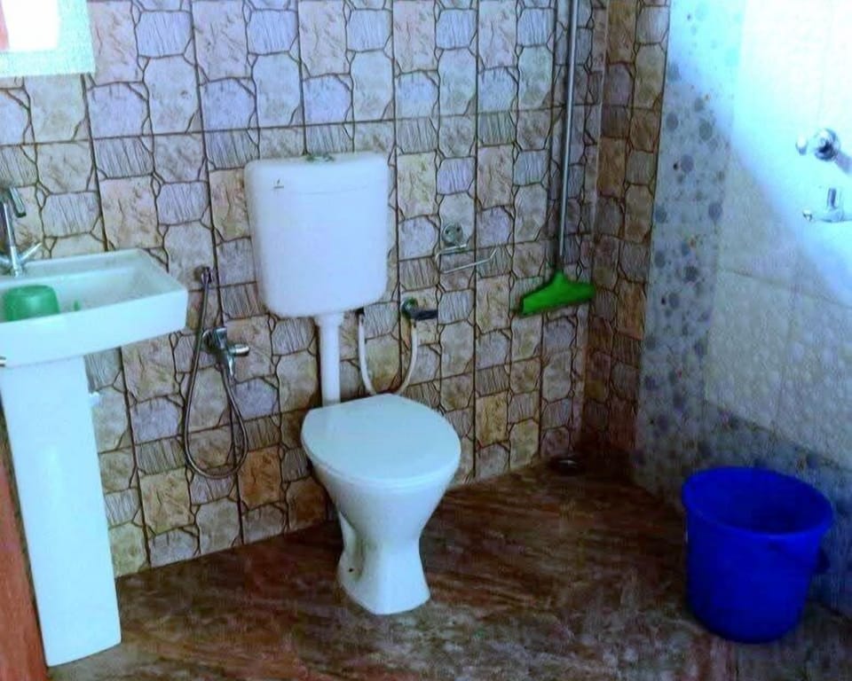 Traditional Cottage, Private Bathroom, Mountain View | Bathroom | Shower, towels, soap, shampoo