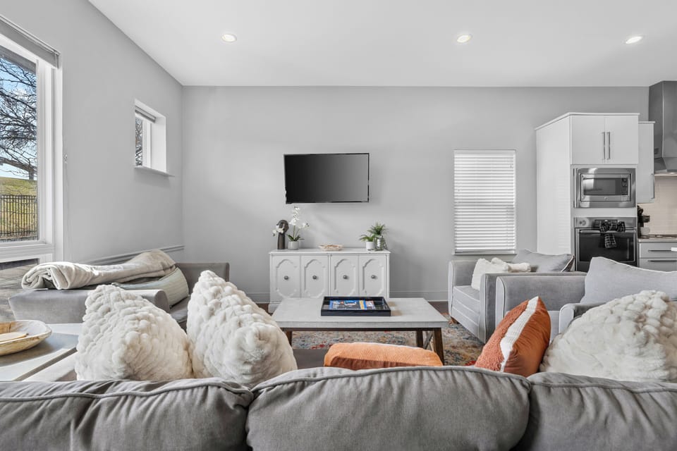 This couch was made for long conversations and zero rush.
