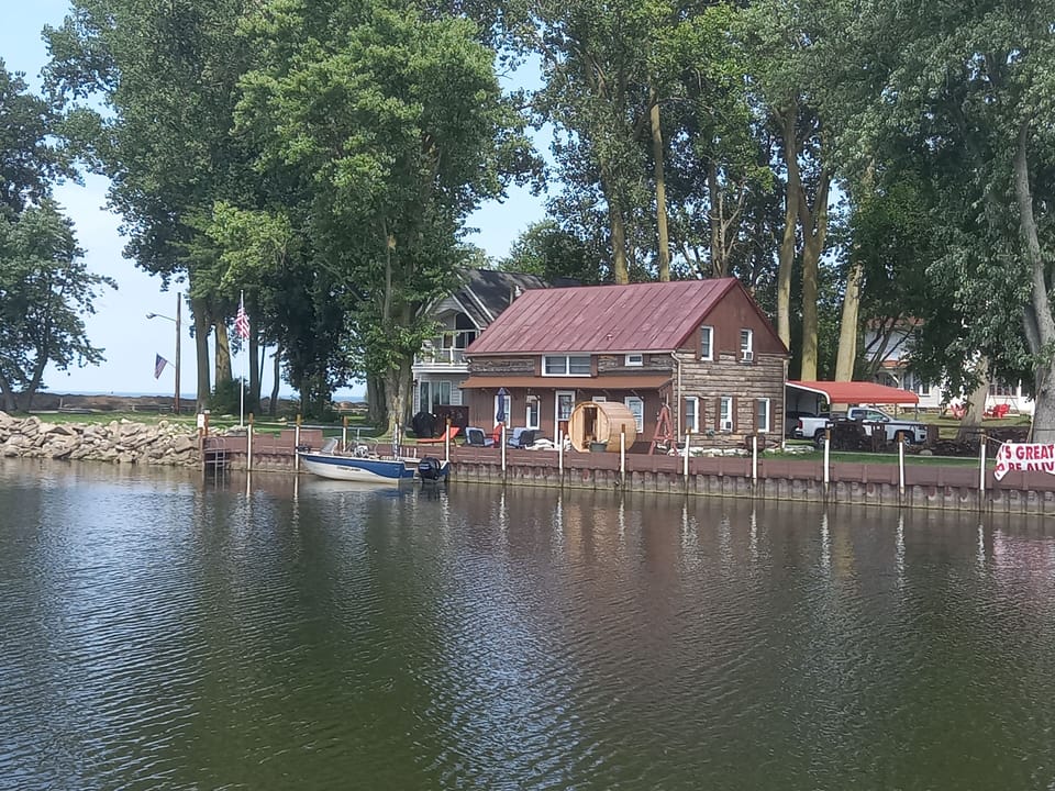 Private, traditional log cabin with sauns and 160 ft of dock wall