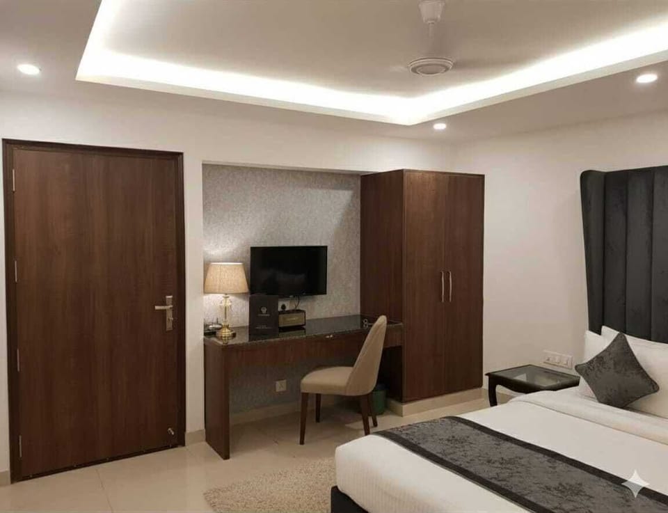 Deluxe Double Room, City View | Desk, blackout drapes, soundproofing, iron/ironing board