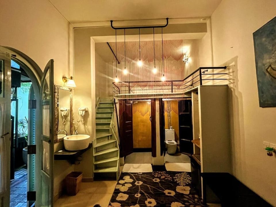 Superior Triple Room, Mezzanine | Bathroom | Shower, hair dryer, towels, toilet paper