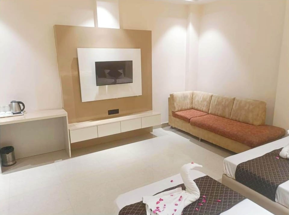 Deluxe Triple Room, Air conditioning | Hypo-allergenic bedding, desk, soundproofing, free WiFi