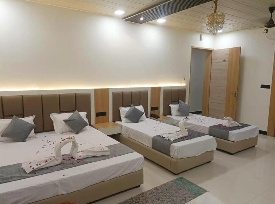 Family Double Room | Hypo-allergenic bedding, desk, soundproofing, free WiFi