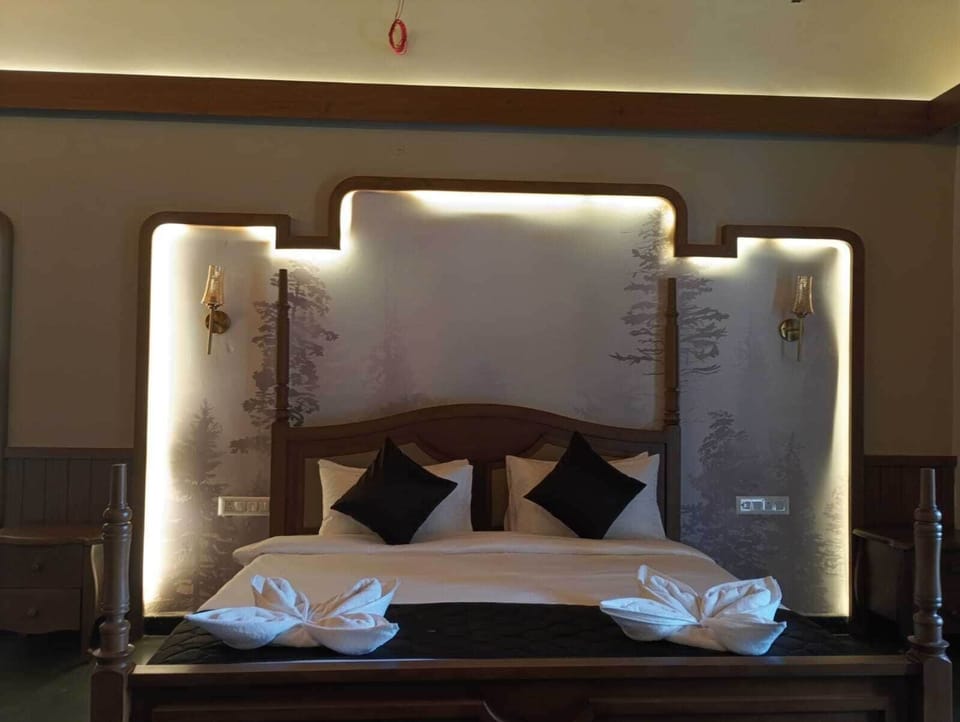 Executive Studio Suite | In-room safe, desk, laptop workspace, iron/ironing board